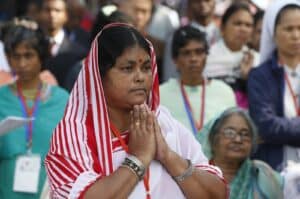 WOMAN PRAYS BANGLADESH PAPAL VISIT